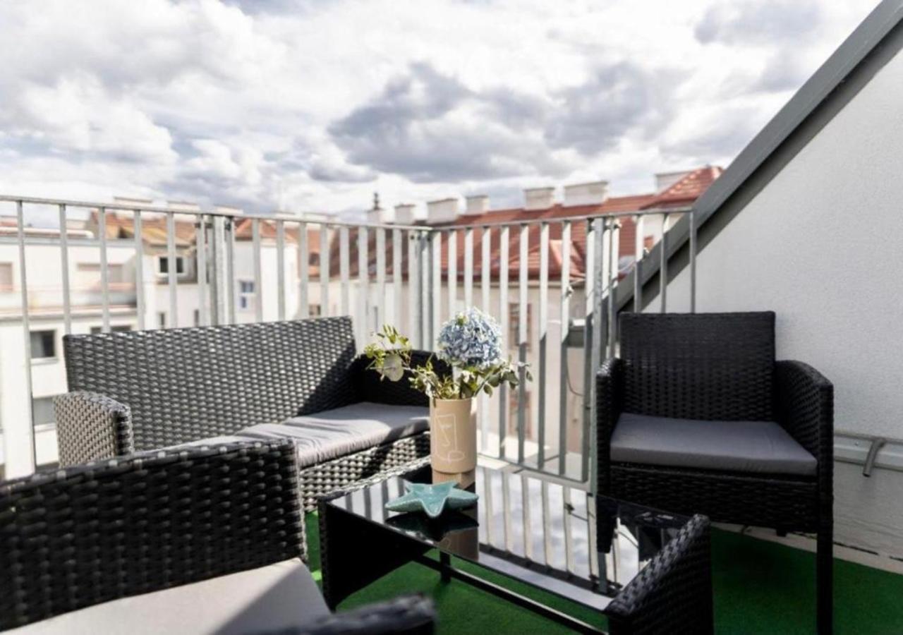 Hotel Triester Wina Bagian luar foto