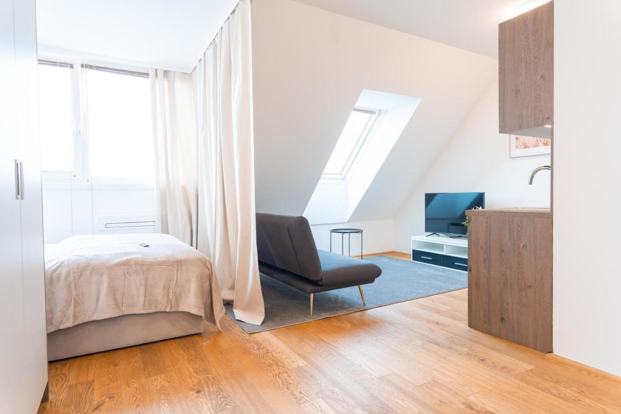 Hotel Triester Wina Bagian luar foto